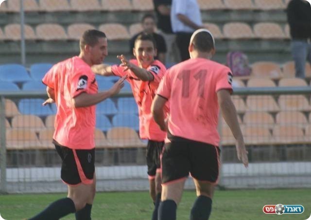 חילוף מנצח. קליב חוגג את השוויון (צילום: מיכאל פישנזון)