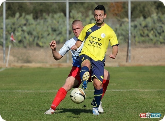 טענו לפנדל. אסקפה שומר על גבאי (צילום: לירן דורף)