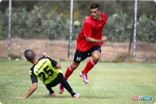 המגמה נמשכה. סייג מנסה לעצור את מויאל (צילום: אורי גבאי)