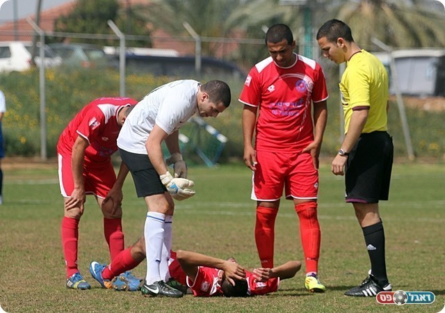 פציעה בחלוף דקה, נסיראת לא יכול להמשיך (צילום: לירן דורף)