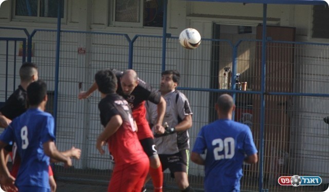 הניע את ההתקפה של מודיעין. בם עמי נוגח לשערו (צילום: פזי שינדלר)