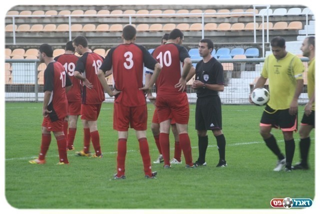 התייצבו רק 10 שחקנים. שחקני ג'דידה (צילום: מיכה פישנזון)