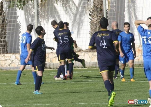 איש המשחק. אבו דולה חוגג צמד (צילום: מיכה פישנזון)