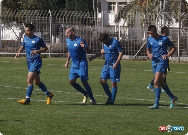 יתרון מוקדם. חוגגים את הפנדל של אזולאי (צילום: מיכאל פישנזון)