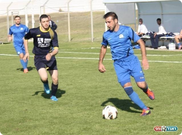 הביא את השינוי. אזריהן (בכחול. צילום: מיכה פישנזון)