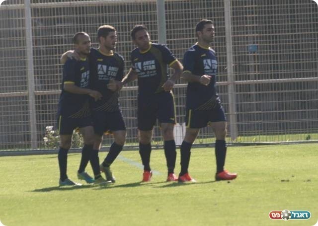 השער היפה במשחק. חוגגים את היתרון של שואח (צילום: מיכה פישנזון)