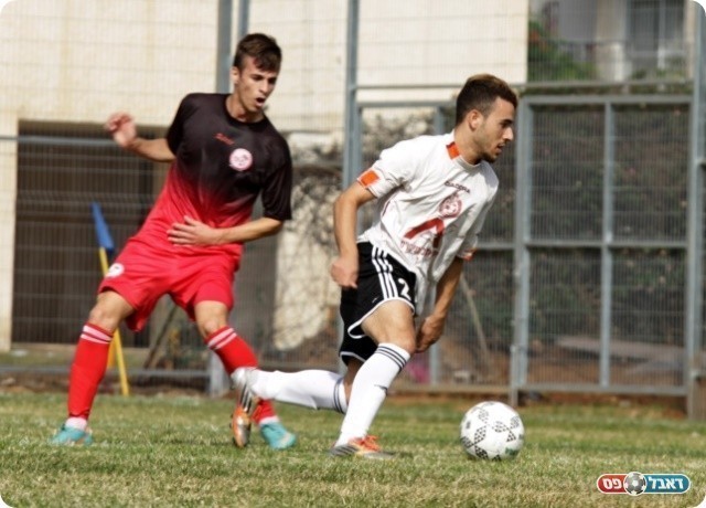 חוזר להרכב. ועקנין (בלבן. צילום: קובי רוזן)