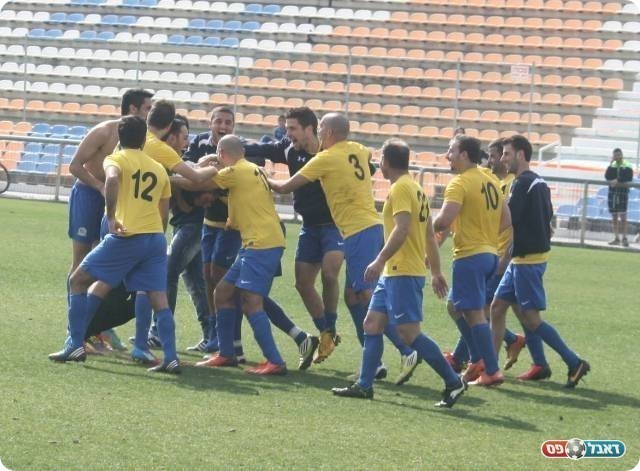 ניצחון ענק. חוגגים בסיום (צילום: מיכה פישנזון)