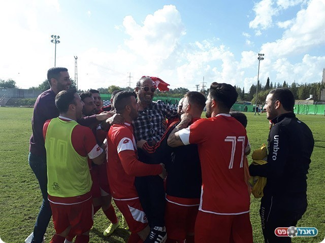 שחקני מגדל העמק חוגגים עם חיים לוי (אלעד שומינוב)