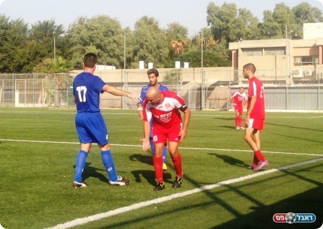 הרגע המכריע של המשחק. בן דוד עצבני (צילום: אלי שמואלי)