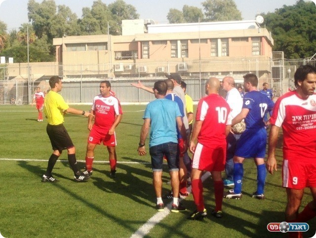 גוזלן בפעולה. מתווכחים על ההרחקה (צילום: אלי שמואלי)