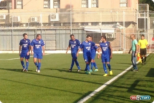 יתרון מבטיח. שחקני בית דגן חוגגים את השני (צילום: אלי שמואלי)