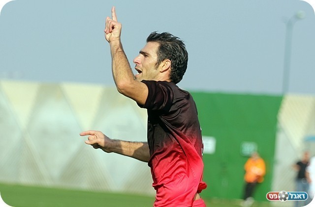 פדידה מקדיש את השער לקהל (צילום: לירן דורף)