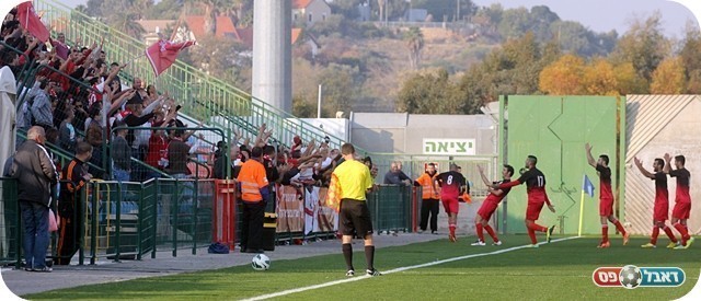 ויחד עם האוהדים (צילום: לירן דורף)