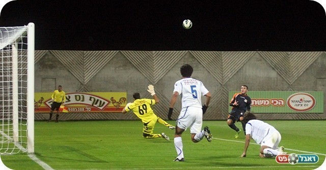 החמצת השנה בליגה א'. תרועה בועט מעל המשקוף (צילום: לירן דורף)