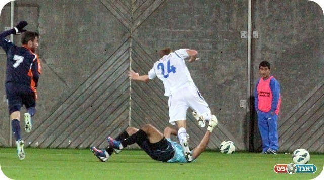 "הפנדל" שבוטל. שערי מחלץ נקי מרבינוביץ' (צילום: לירן דורף)