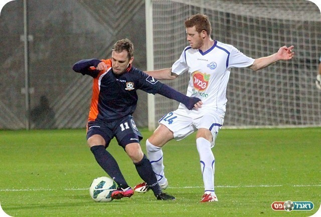 חותך לאמצע. אונגר מול רבינוביץ' (צילום: לירן דורף)