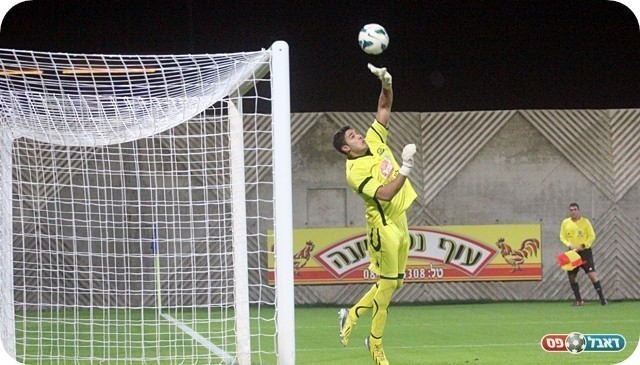 הצלה גדולה. רז הודף את הכדור החופשי של מלכה (צילום: לירן דורף)