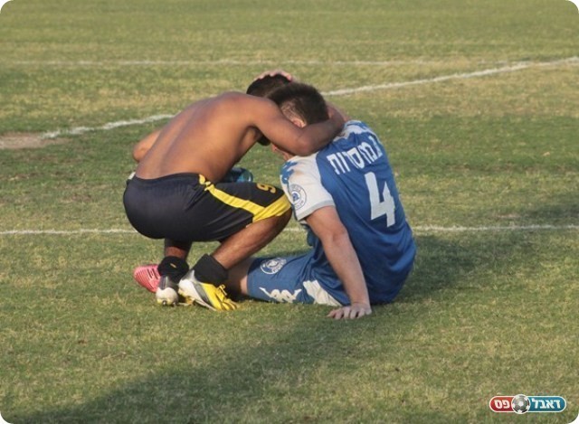 בהלם 3. קריטי מנחם את גופמן (צילום: שי מוגילבסקי)