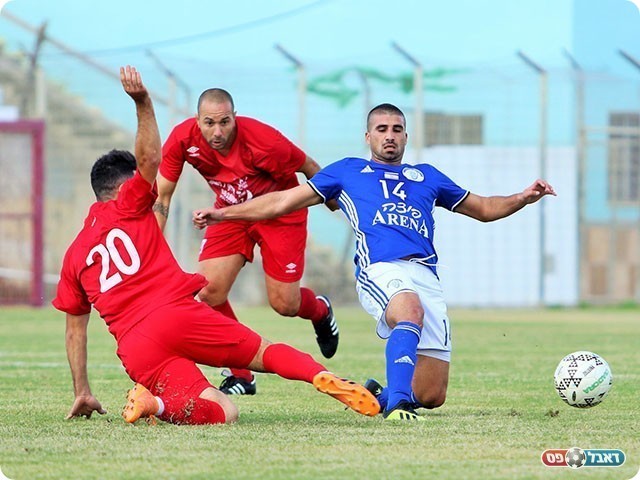 מערבי (בכחול) סיסו משקיף (עודד חסין)