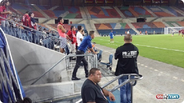 העביר הוראות לשחקניו מאחורי הגדר. אסף נמני (זיו אמויאל)