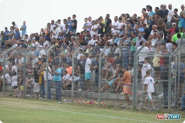 אוהדי אולגה. ראו את קבוצתם נשארת בליגה (צילום: שלומי גבאי)