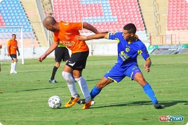 חזר לקבוצה בימים האחרונים. אור לוי (בכחול. צילום: שי מוגילבסקי)