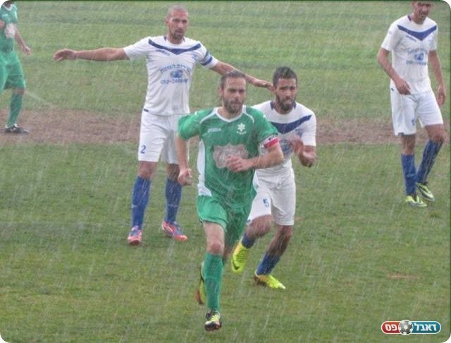 בגשם שוטף. מג'ד אבו סעדה מקדים את אחמד אגבריה (כאמל אבו סעדה)