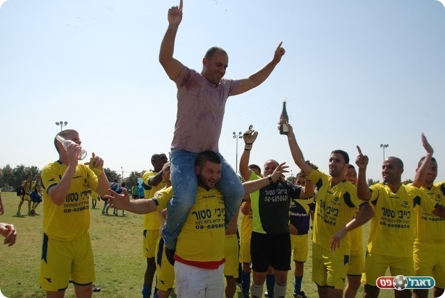 החגיגה במודיעין - פיצוי. פרץ על הכתפיים (צילום: אורי גבאי)