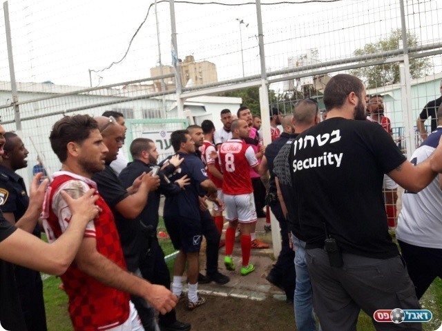 שחקני פאחם עם אנשי האבטחה