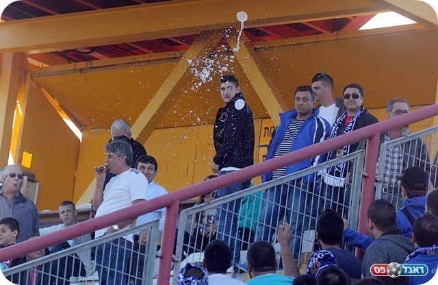 כוסות השתייה עפות לעברו של אזגי (לירן דורף)