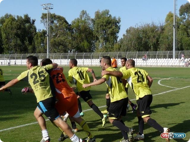השארות דרמטית. שחקני פ"ת חוגגים (אלי שמואלי)