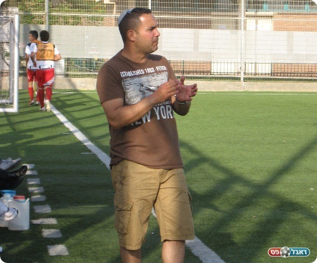 התרכזו במשימות הגנה. מאמן מחניים, יאיר מזור (צילום: אלי שמואלי)