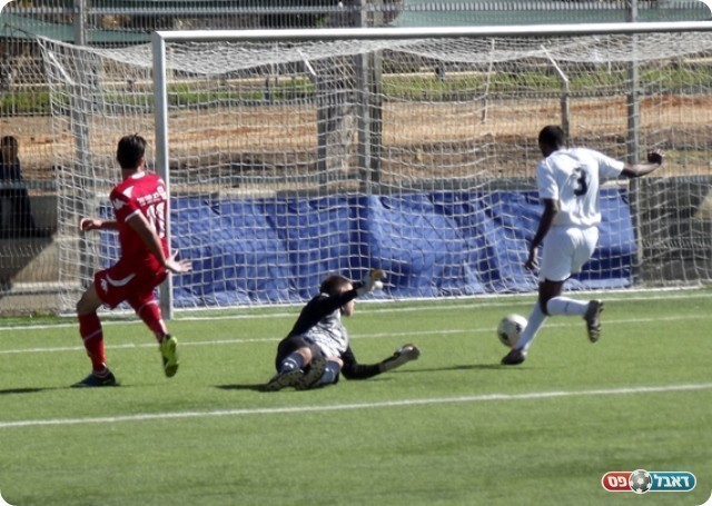 רמת ישראל פתחה בסערה.טרבלסי מחטיא (צילום: אייל אורן)