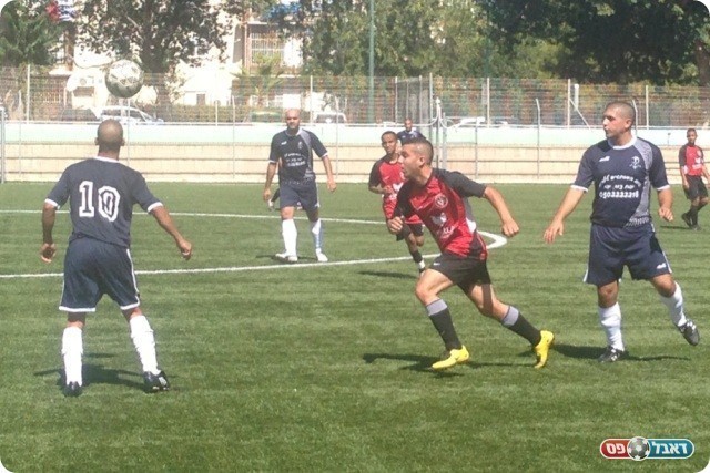 מבשרת רצתה ניצחון. וקנין מוקף בשחקני רמלה (צילום: אלי שמואלי)