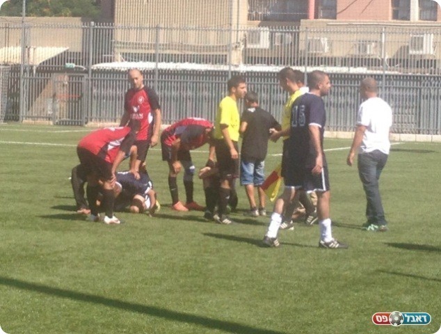 משחק אגרסיבי משהו. מטפלים בשחקן פצוע (צילום: אלי שמואלי)