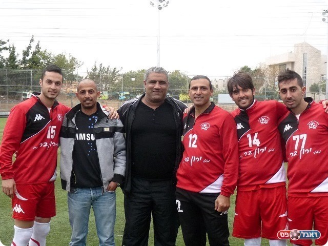 הספונסר, בר והשחקנים עם האימוניות (צילום: אלי שמואלי)