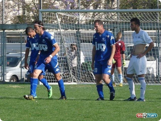 האורחים השתלטו את המגרש. חוגגים את השלישי (אלי שמואלי)