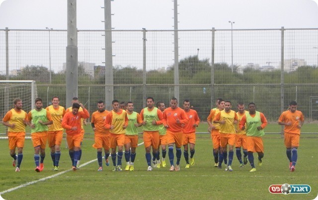 מתח ודריכות. שחקני ראשל"צ באימון (צילום: עוז מלכה)