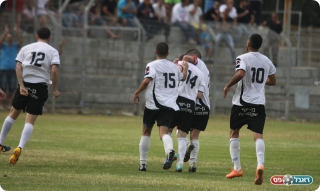 שחקני אולגה חוגגים את אחד השערים (צילום: שלומי גבאי)