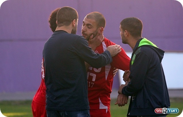 שוחרר. מנסים להרגיע את מרעב (צילום: לירן דורף)