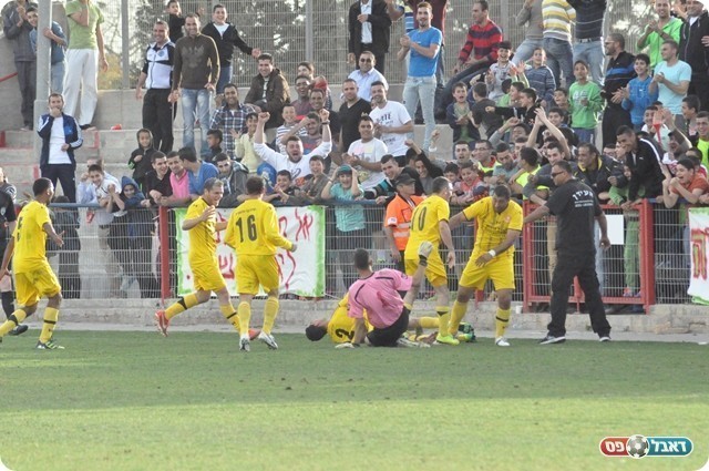 ויחד עם החברים (צילום: חאדר אניס)