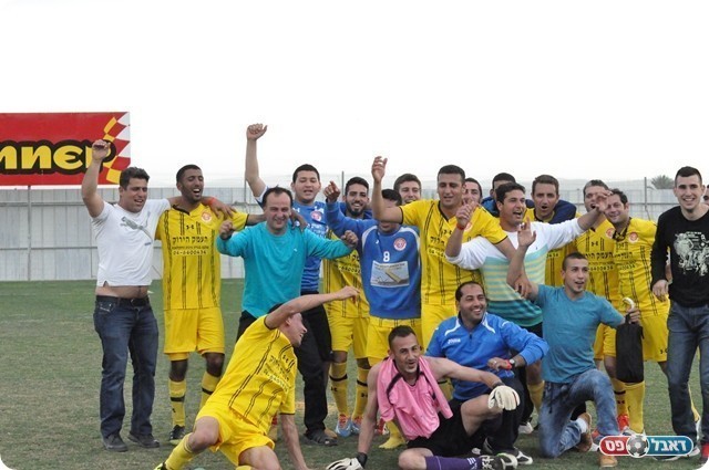 עם משחק עודף. סנדלה חוגגת (צילום: חאדר אניס)