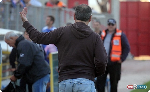 ספיר מקניט את האוהדים בתנועת ידיים, "לא סופר אתכם" (לירן דורף)