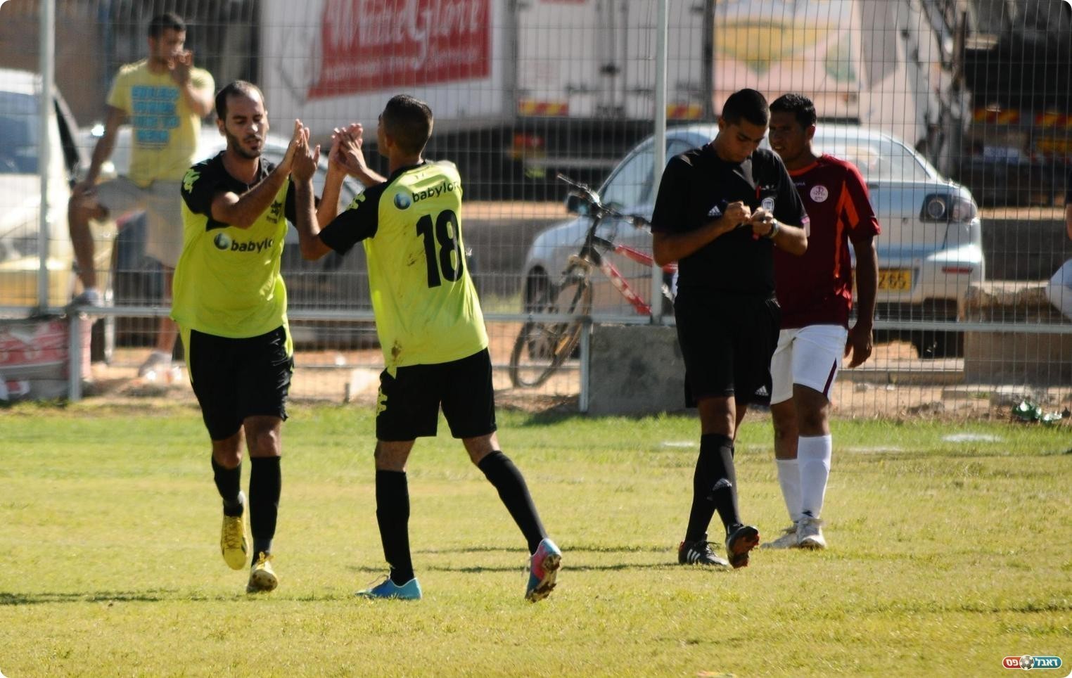 וחוגג עם יוסי איברהימוב (צילום: אורי גבאי)