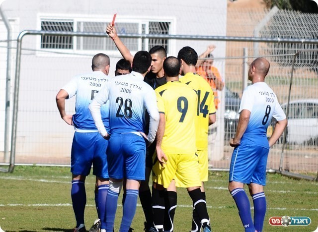 עימות שהסתיים בהרחקה. האדום לאבו (צילום: אורי גבאי)