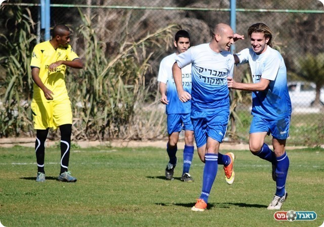 נחלת הייתה יותר החלטית. בכר חוגג את הראשון (צילום: אורי גבאי)