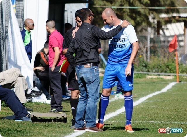 כבשו דווקא בנחיתות מספרית. עזרא מברך את בכר (צילום: אורי גבאי)