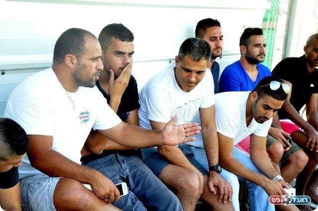 אי ודאות. פרץ ושחקניו באסיפה (צילום: אורי גבאי)