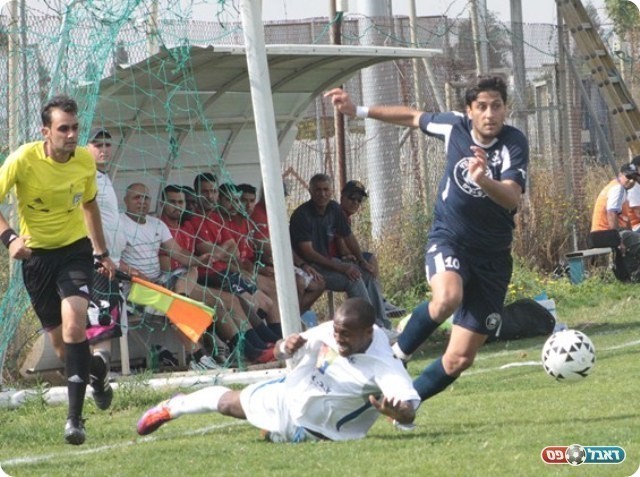 שחקני ערד המשיכו להסתגר. עובדיה עובר את טייה (צילום: שי מוגילבסקי)